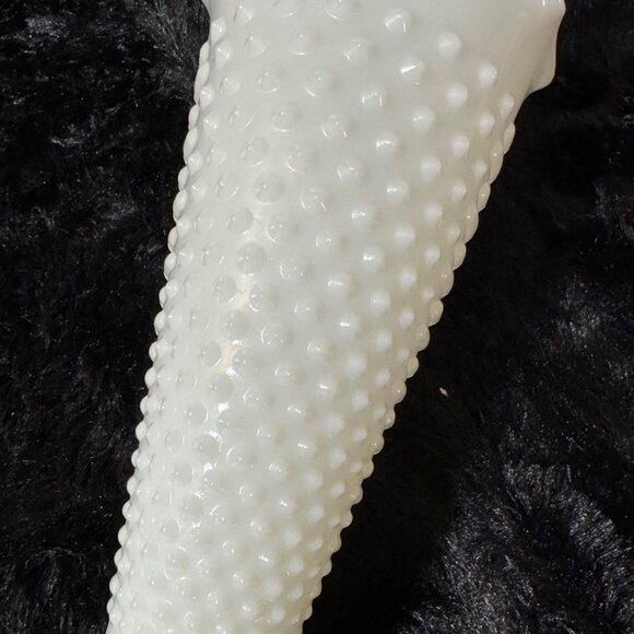 Vintage 9" White Hobnail Milk Glass Vase With Scalloped Edge - Picture 5 of 7